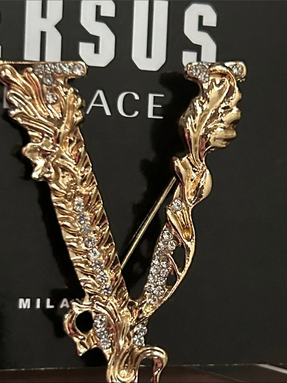 V GOLD-TONE AND adorned CRYSTAL BROOCH 🔥 3cm length statement